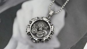 Detailansicht des Steampunk-Zahnradanhängers mit Retro-Silberfinish und Box-Kette
