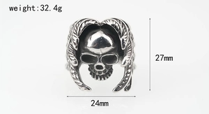 Detailed view of punk skull ring with side feathers and size measurements in millimeters