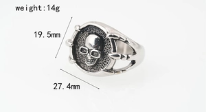Detail of vintage punk skull ring showing 14g weight and 19.5mm height dimensions