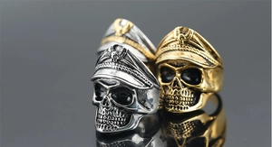 Detailansicht der Vintage-Totenkopfringe mit Offiziersmützen in Silber- und Bronze-Optik