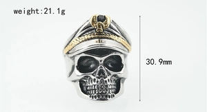 Makroansicht des Vintage-Totenkopfrings mit Marinehut und goldener Adler-Prägung