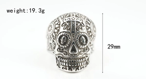 Makroaufnahme eines Totenkopfrings mit Kreuzgravur, Gewicht 19,3g und Höhe von 29mm