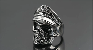 Makroaufnahme von Vintage Totenkopfring mit Militärmütze und antikem Silberfinish