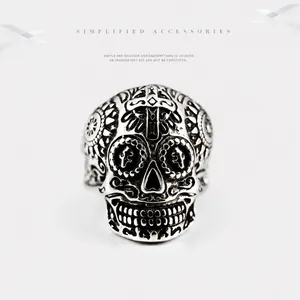 Retro Calavera Totenkopf Ring aus Titanstahl mit aufwendigen floralen Gravuren verziert