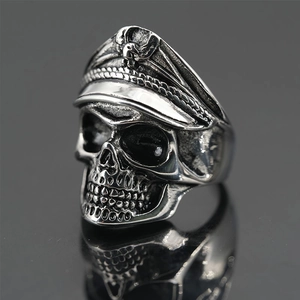 Edelstahl Totenkopfring im Retro-Punk-Stil mit Militärmütze und gespiegelter Schattenansicht