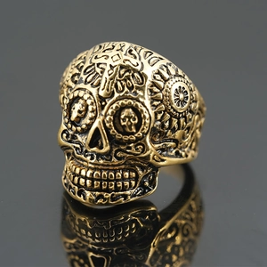 Goldener Titanstahl-Totenkopfring mit Kreuzgravur und mexikanischen Tag der Toten-Blumenmotiven