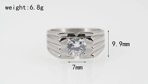 Détail d'une pierre de 7mm sur bague homme en acier de 9,9mm avec texture rainurée