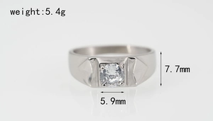 Gros plan de la bague en argent poli avec zircon central et détails géométriques