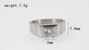 Vue détaillée de la bague en acier poli avec zircon de 7mm et mesures de taille