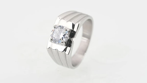 Détail d'une bague large pour homme en acier inoxydable argenté avec zircone ronde centrale