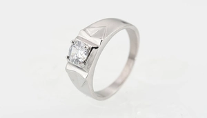 Détail d'une bague en acier argenté avec pierre ronde et facettes géométriques brossées
