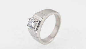 Vue détaillée macro d'une bague en acier poli ornée d'une pierre de zircone de coupe carrée