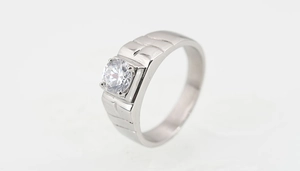 Vue macro de la bague en acier inoxydable poli avec détail de diamant rond