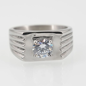 Bague classique pour homme en acier poli avec un zircon rond serti dans un carré