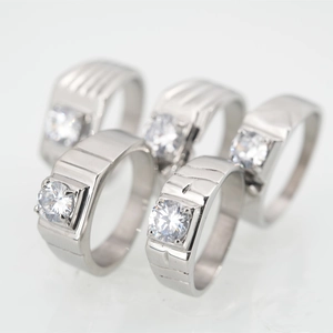 Lot de cinq bagues en acier inoxydable argenté avec zircone ronde et texture rainurée