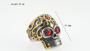 Détail d'une bague crâne en argent vintage avec strass rouges et hauteur de 27,6mm