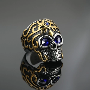 Bague crâne gothique en acier titane avec pierres bleues et motifs de vignes dorées