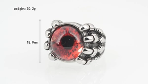 Détail de la bague œil du diable rouge tenue par des griffes avec taille de 18,9 mm