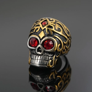 Bague tête de mort gothique en acier vintage avec pierres rouges et relief doré
