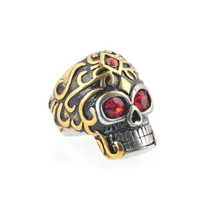 Bague tête de mort gothique en acier noir et or sertie de trois strass rouges