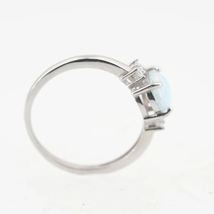 Anillo elegante de acero de titanio plateado con ópalo ovalado y circonitas laterales