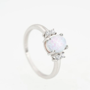 Anillo de compromiso de acero de titanio con piedra de ópalo blanco y detalles de circón
