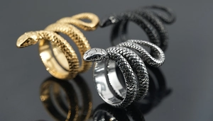 Macro d'une bague serpent en acier titane avec écailles détaillées et style punk