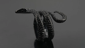 Vue détaillée de la bague serpent avec des écailles noires de haute qualité et acier noir