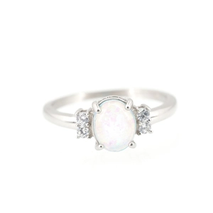Anillo elegante de plata con opalo blanco ovalado y circonitas sobre fondo blanco