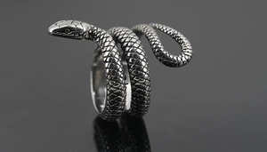 Détails des écailles et tête de serpent réaliste sur bague en acier style vintage