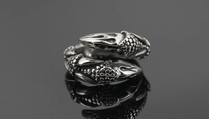 Détail de la bague griffe de dragon rétro avec écailles texturées et finition vieillie