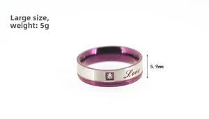 Détail de la bague en acier titane avec placage violet et zircone, largeur de 5,9 mm