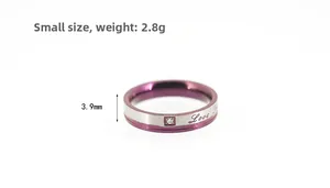 Macro de la bague en titane violet et argent de 3,9mm avec gravure Love et petit diamant