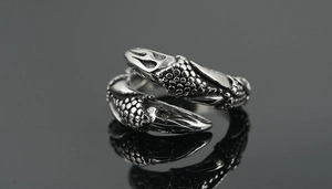 Gros plan d'une bague griffe de dragon vintage avec texture et finition oxydée noire