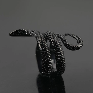 Bague serpent gothique en acier titane noir avec triple spirale et écailles
