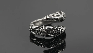 Vue détaillée bague griffe de dragon gothique avec écailles et finition vintage