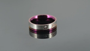 Vue détaillée de la bague en titane avec intérieur violet et gravure Love