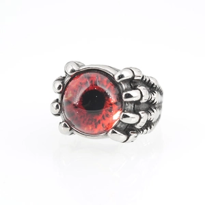 Bague œil du diable gothique punk avec griffe de bête argentée et globe oculaire rouge