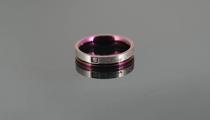 Bague en acier titane avec placage intérieur violet et gravure Love Forever détaillée