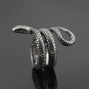 Bague serpent rétro en acier titane pour homme avec écailles détaillées et fini vintage