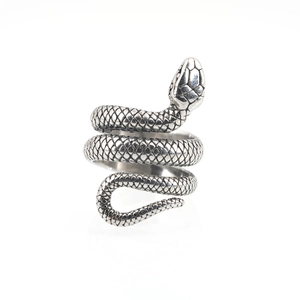 Bague serpent vintage en acier titane avec écailles détaillées et style gothique punk