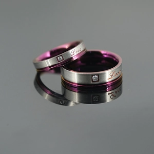 Ensemble de Bagues de Couple en Acier Titane Finition Brossée Strass Incrusté Love Gravé Intérieur Violet Électroplaqué Bijoux