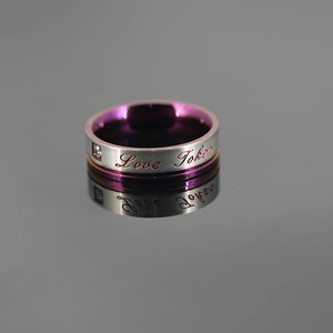 Bague en acier titane avec gravure Love Token, placage violet et zircon sur le côté