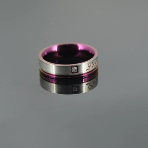 Bague en acier titane avec bande interne violette, diamant unique et gravure Love