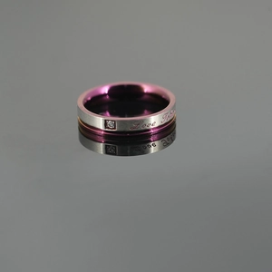 Bague minimaliste en titane avec gravure Love Token et placage intérieur violet
