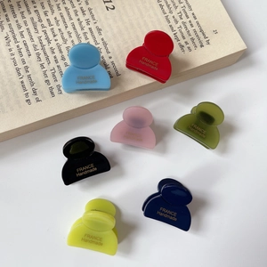 Mini mollette per capelli in acetato colorato con scritte dorate fatte a mano su bianco