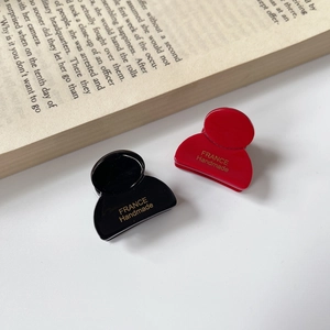 Set di mollette per capelli in acetato fatte a mano in nero e rosso con scritte oro