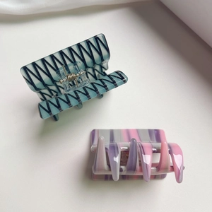 Lot de pinces à cheveux en acétate rose et violette avec motif zigzag bleu élégant