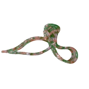 Pince à cheveux élégante en acétate marbré rose et vert avec design ondulé