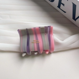 Détail de la pince à cheveux en acétate rose et violet avec lettrage doré France Handmade